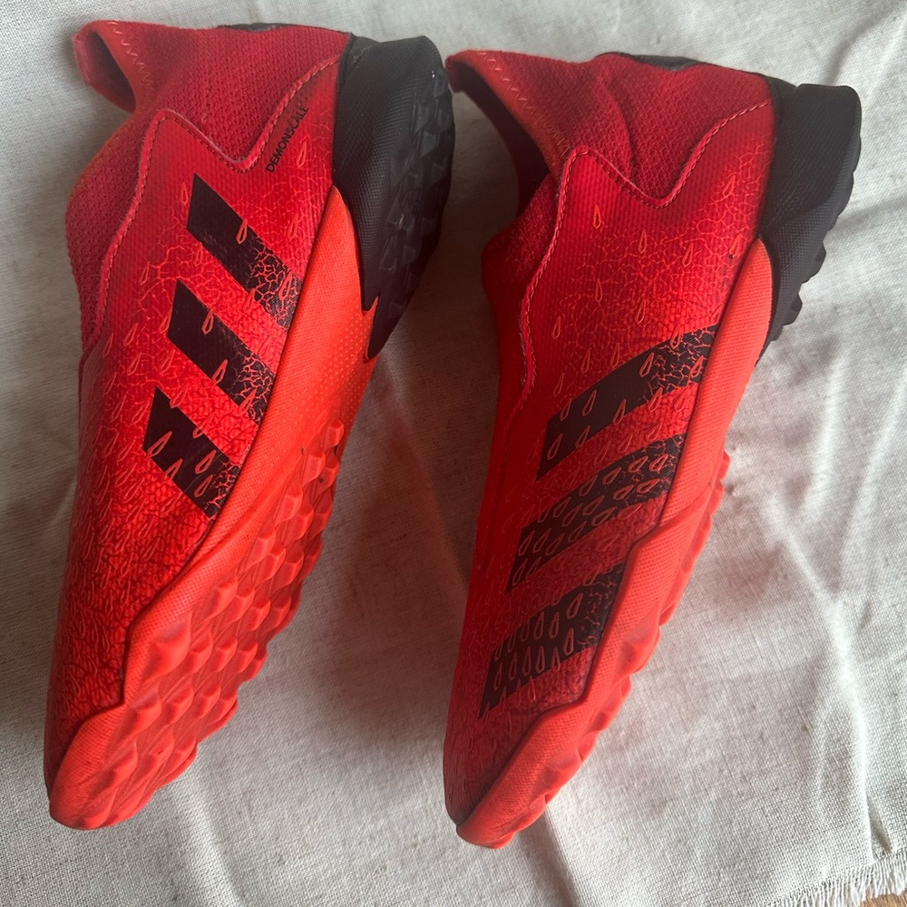 Adidas Predator Freak.3 Laceless TF 'Demonscale - Solar Red' Turfs. 3Y. Kids